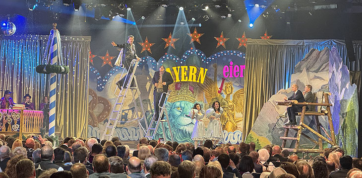 Salvatorprobe 2025: Politiker derbleck'n am Nockherberg mit Singspiel "Ein Wadl für Deutschland" Markus Söder (Thomas Unger), Friedrch Merz (Thomas Unger), Olaf Scholz (Nikola Norgauer) und Christian Lindner (Patrick Pfeil) (©Foto: Martin Schmitz) 